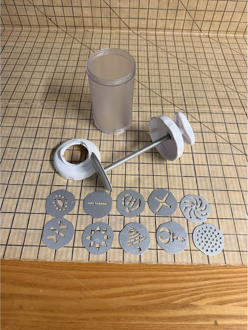 Pampered Chef Cookie Press #1526 W/ 10 Discs White Clear Kitchen Tool Gadget
